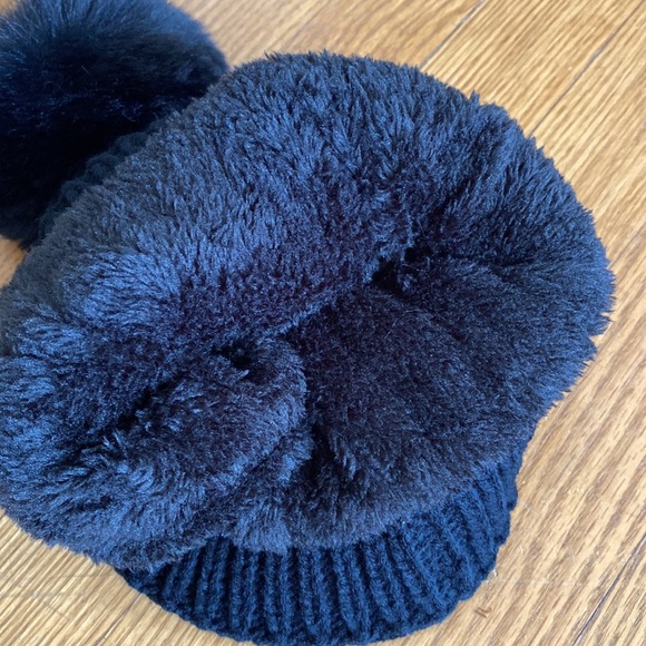 Black cable stitch hat with Pom Pom - Picture 3 of 3